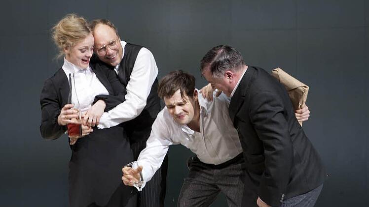 (v. l.) Anna Keil, Stefan Lorch (Jørgen Tesman, Felix Alex Preißler (Eilert Løvborg), Pius Maria Cüppers (Richter Brack)