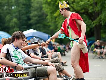Auffallen ist wichtig bei Rock im Park: "King Long" nennt sich der spärlich bekleidete junge Mann. Foto: Tobias Köpplinger