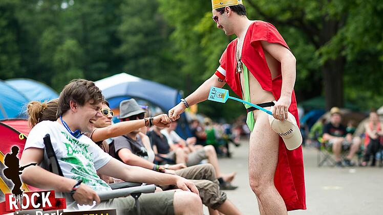 Auffallen ist wichtig bei Rock im Park: "King Long" nennt sich der spärlich bekleidete junge Mann. Foto: Tobias Köpplinger
