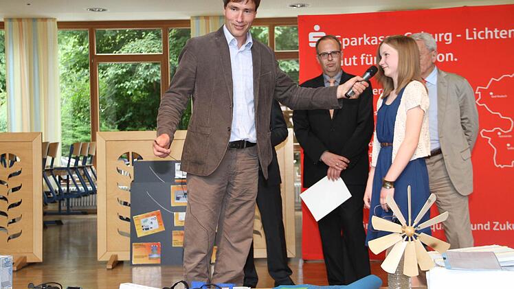 Rollschuh laufen und dabei auch das Handy aufladen - eine Idee von Pia Wittmann. Mit im Bild sind (von links) Michael Stromer, Landrat Christian Meißner und Sponsor Udo Möhrstedt.