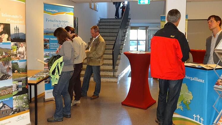 Erstmals präsentierte sich die Kreuzbergallianz mit ihrem neuen Informationsstand. Foto: Marion Eckert