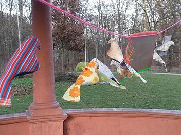 Kunstfertig genäht und ausgestopft baumelten die Stoff-Vögel im Monopteros-Pavillon im Hain. Fotos: privat