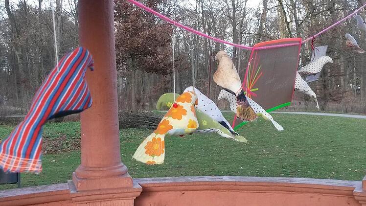 Kunstfertig genäht und ausgestopft baumelten die Stoff-Vögel im Monopteros-Pavillon im Hain. Fotos: privat