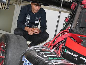 Ein Stuttgarter Student nimmt den Rennwagen unter die Lupe, mit dem das Motorsport-Team der Uni Erlangen in der vergangenen Formula-Student-Saison auf Rang 4 fuhr. Fotos: Johannes Höllein