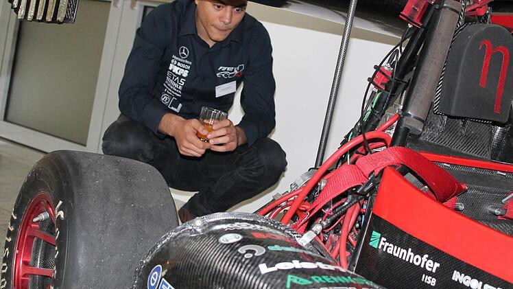 Ein Stuttgarter Student nimmt den Rennwagen unter die Lupe, mit dem das Motorsport-Team der Uni Erlangen in der vergangenen Formula-Student-Saison auf Rang 4 fuhr. Fotos: Johannes Höllein