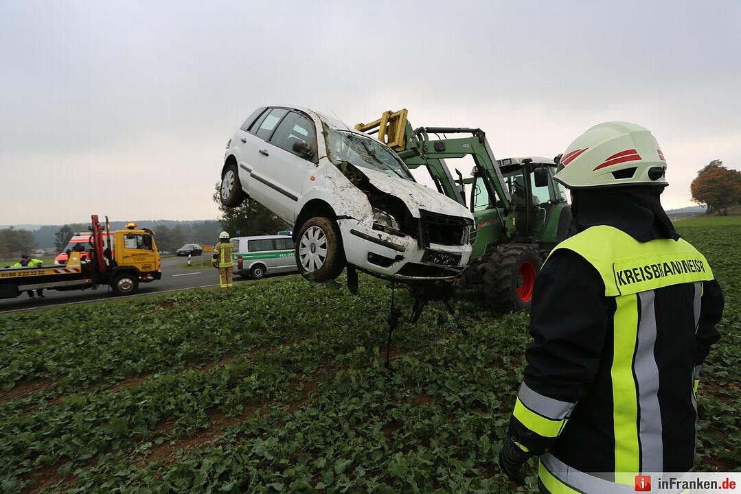 Auto landet auf dem Dach im Feld - Schwerer Unfall auf der B289