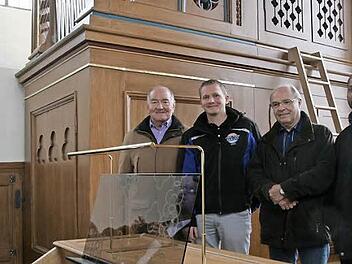 Zufrieden mit dem Ergebnis der Restaurierung sind (von links) Kirchenvorstand Rolf Clemens, Restaurator Matthias Ehmann, Kirchenpfleger Georg Barthel und Pfarrer Jacob Kurassery. Im Hintergrund die neue Orgel, in die demnächst die restlichen Pfeifen eingebaut werden. Foto: Sylvia Hubele