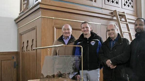 Zufrieden mit dem Ergebnis der Restaurierung sind (von links) Kirchenvorstand Rolf Clemens, Restaurator Matthias Ehmann, Kirchenpfleger Georg Barthel und Pfarrer Jacob Kurassery. Im Hintergrund die neue Orgel, in die demnächst die restlichen Pfeifen eingebaut werden. Foto: Sylvia Hubele