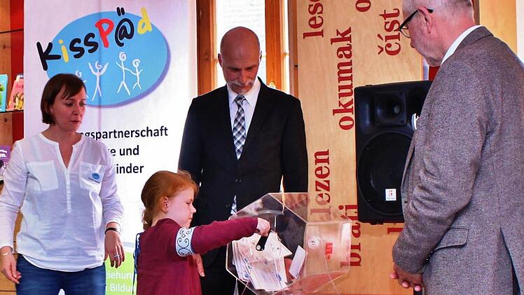 Burgfräulein Stefanie Kiesel als Glücksfee Foto: Werner Vogel