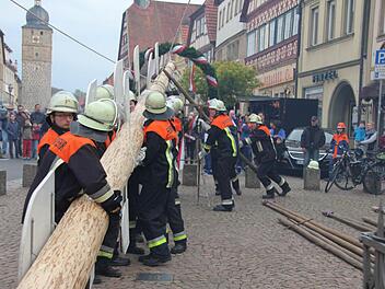 Mit Muskel- und Manneskraft stellten die Eberner Feuerwehrler letztlich doch noch ihren Baum auf.
