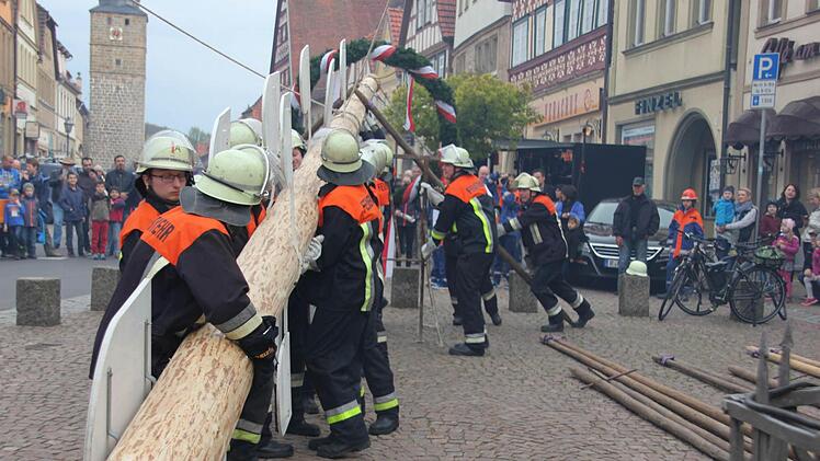 Mit Muskel- und Manneskraft stellten die Eberner Feuerwehrler letztlich doch noch ihren Baum auf.