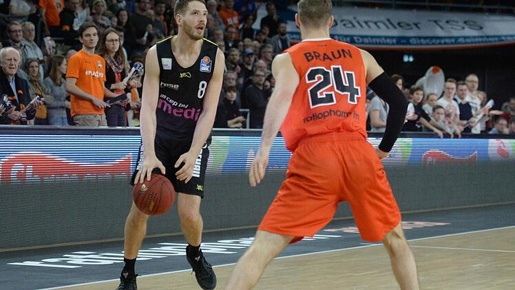 Nate Linhart (links) wird vom Ulmer Taylor Braun gedeckt. Foto: Peter Mularczyk
