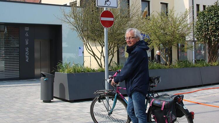 Die Ausfahrt vom Eku-Parkplatz zur Klostergasse ist nicht  nur für Autos verboten, sondern auch für Fahrradfahrer. Ein Unding, findet Volker Wack. Mit einem Zusatzschild "Radfahrer frei" ließe sich das problemlos ändern. Foto: Katrin Geyer