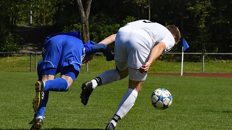 Straucheln im Gleichschritt: Das schaffen hier zwei Kicker im Spiel des TSV Münnerstadt (links) gegen Altbessingen.Hopf