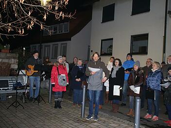Gedenkveranstaltung zur Pogromnacht am Seelhausplatz von Hammelburg. Die Gesangs- und Instrumentalgruppe Hammelburg gestaltete sie musikalisch.