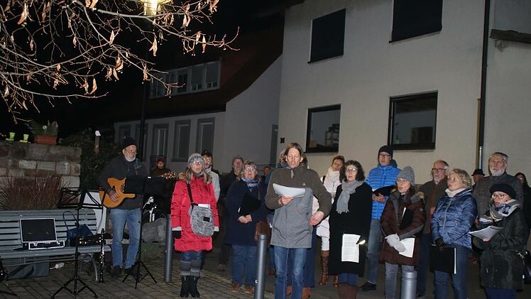 Gedenkveranstaltung zur Pogromnacht am Seelhausplatz von Hammelburg. Die Gesangs- und Instrumentalgruppe Hammelburg gestaltete sie musikalisch.