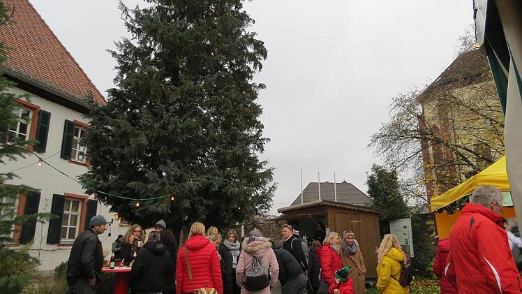 Weihnachtsmarkt im Euerdorfer Museumsgarten.