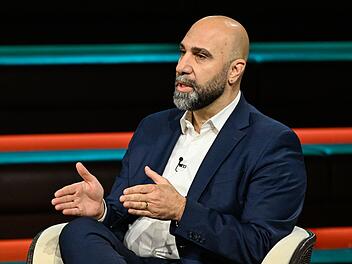 Extremismusforscher Ahmad Mansour sah bei "Markus Lanz" gro&szlig;e Gefahren im Bereich der sozialen Medien.