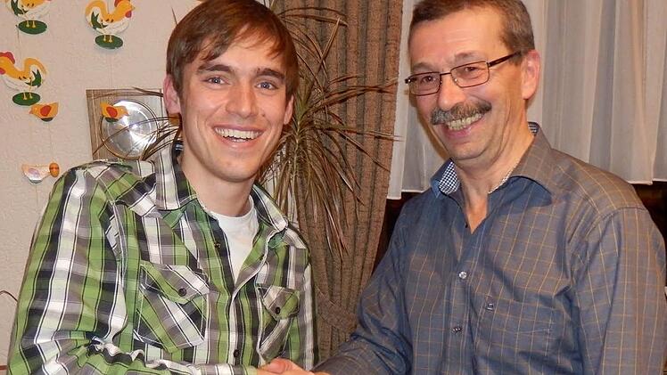 Joachim Bauer (rechts) gab den Vorsitz der Blaskapelle an Matthias Dees weiter. Fotos: Stefan Geiger