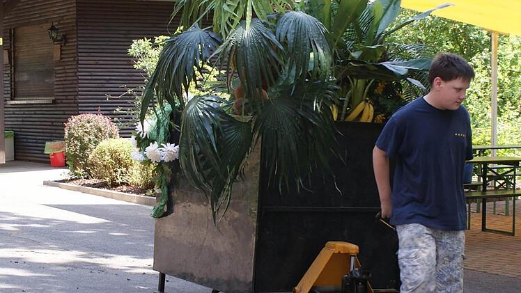 Dirk Morgenroth (Stinktier) ist für die Pflanzen zuständig. Foto: Stefanie Karl