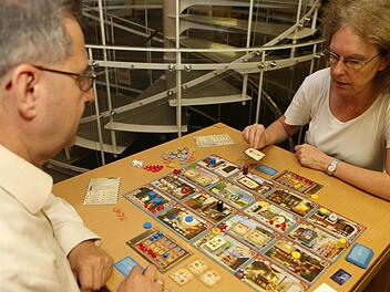 Frank und Gabi Jeschonnek vom Ali Baba-Spieleclub haben sich beim Spielen kennen und lieben gelernt. Foto: Barbara Herbst