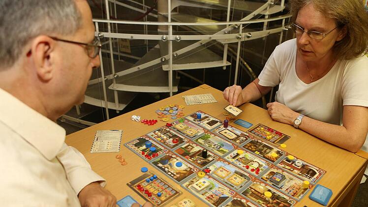 Frank und Gabi Jeschonnek vom Ali Baba-Spieleclub haben sich beim Spielen kennen und lieben gelernt. Foto: Barbara Herbst