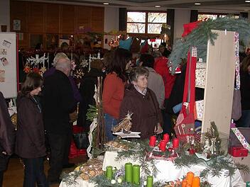 Deko-Artikel für Weihnachten werden im Marktsaal präsentiert und offeriert.Foto: Horst Schneider