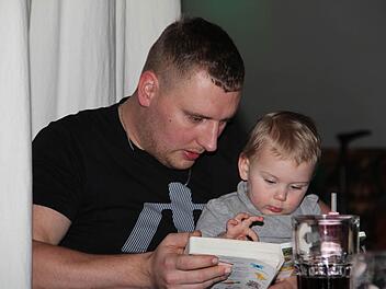Markus Höhndorf spielt mit der kleinen Pia. Foto: Verein "Wir"