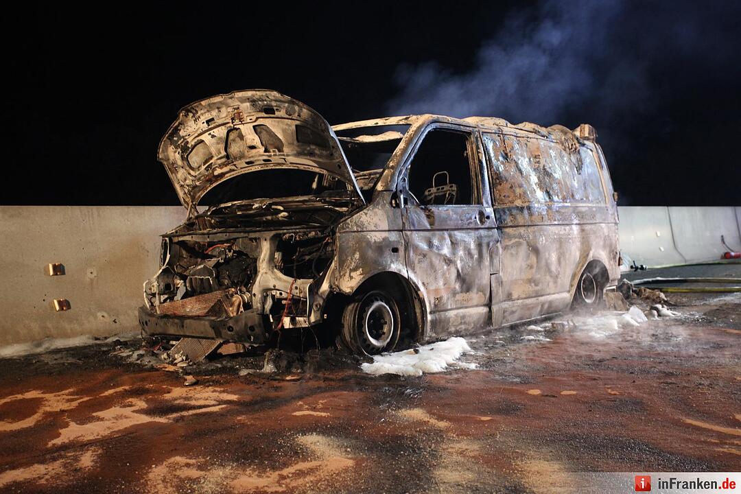 Begleitfahrzeug eines Schwertransporters brennt komplett aus