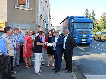 Norbert Gräbner (4. v.r., vorne) und Ralf Pohl (verdeckt, dahinter) zeigten MdB Martin Burkert (2. v.r.) und seinen Kollegen die Problematik der Ortsdurchfahrt von Küps auf. Das Bild entstand an der Kreuzung mit Blick Richtung Oberlangenstadt.  Foto: Friedwald Schedel
