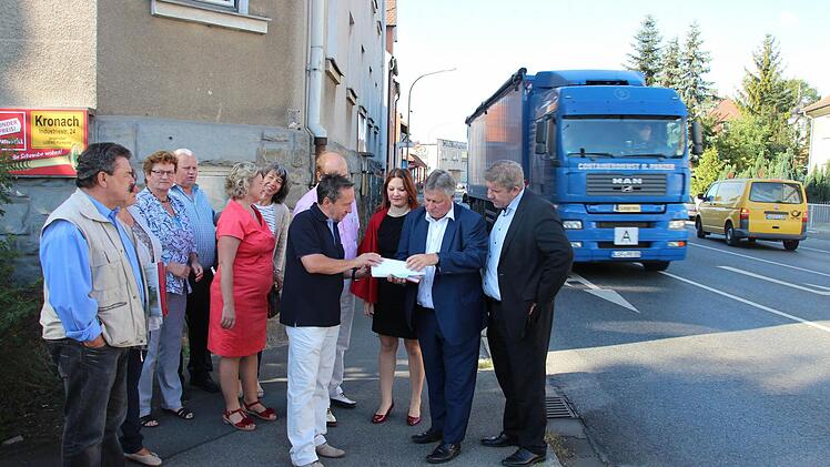 Norbert Gräbner (4. v.r., vorne) und Ralf Pohl (verdeckt, dahinter) zeigten MdB Martin Burkert (2. v.r.) und seinen Kollegen die Problematik der Ortsdurchfahrt von Küps auf. Das Bild entstand an der Kreuzung mit Blick Richtung Oberlangenstadt.  Foto: Friedwald Schedel