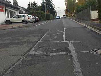 Die Eltingshäuser Straße weist inzwischen Setzungen und Aufbrüche auf. Foto: Stefan Geiger