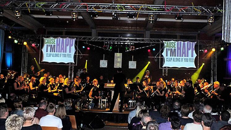 Einmal mehr setzte das 60-köpfige Blasorchester Sand unter Leitung seines Dirigenten Thomas Nees mit dem diesjährigen "House of Music" Akzente der Blasmusik. Foto: Alfons Beuerlein