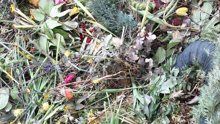 Die Abfalltrennung in Friedhöfen läuft auch in der Gemeinde Oerlenbach nicht immer zur Zufriedenheit. Foto: Heike Beudert