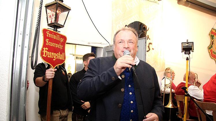 Walter Nussel begrüßt die vielen Gäste.  Foto: Richard Sänger