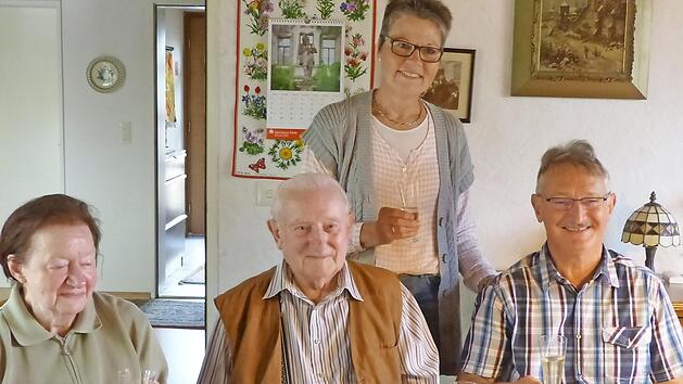 Seine Schwester Betty (l.) und sein Neffe Werner (r.) sowie Zweite B&uuml;rgermeisterin Jutta K&ouml;hler geh&ouml;rten zu den Gratulanten von Friedrich B&auml;rreis. Foto: Pauline Lindner