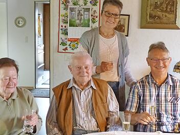Seine Schwester Betty (l.) und sein Neffe Werner (r.) sowie Zweite Bürgermeisterin Jutta Köhler gehörten zu den Gratulanten von Friedrich Bärreis. Foto: Pauline Lindner