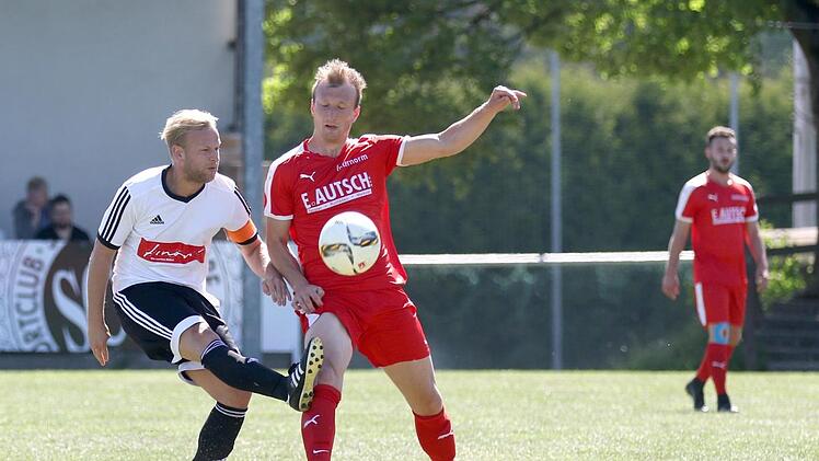 Sylvia-Kapit&auml;n Jakob Engelmann (links) hat mit seiner Mannschaft die Tabellenf&uuml;hrung mit dem 2:0-Heimerfolg gegen den SV Heilgersdorf verteidigt.