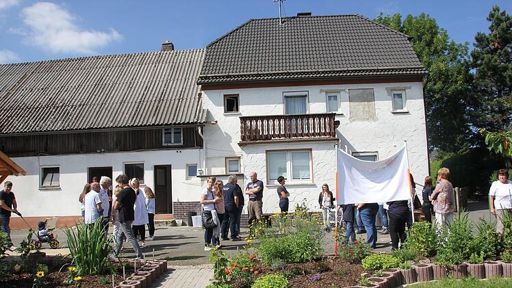 tAuch der Garten des Anwesens wurde teilweise neu angelegt. Dabei halfen auch viele Freiwillige. Foto: Andreas Schmitt