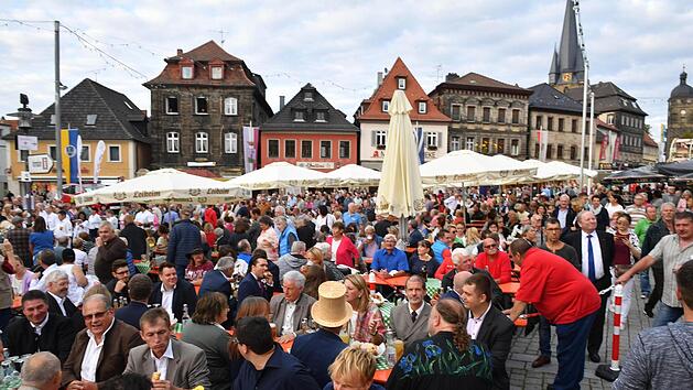 Der Lichtenfelser Marktplatz hatte sich zum Korbmarkt-Auftakt rasch gef&uuml;llt.Ronald Rinklef