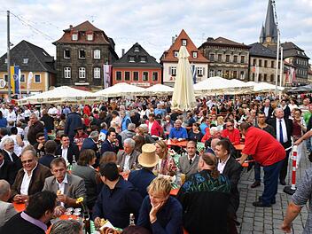 Der Lichtenfelser Marktplatz hatte sich zum Korbmarkt-Auftakt rasch gefüllt.Ronald Rinklef