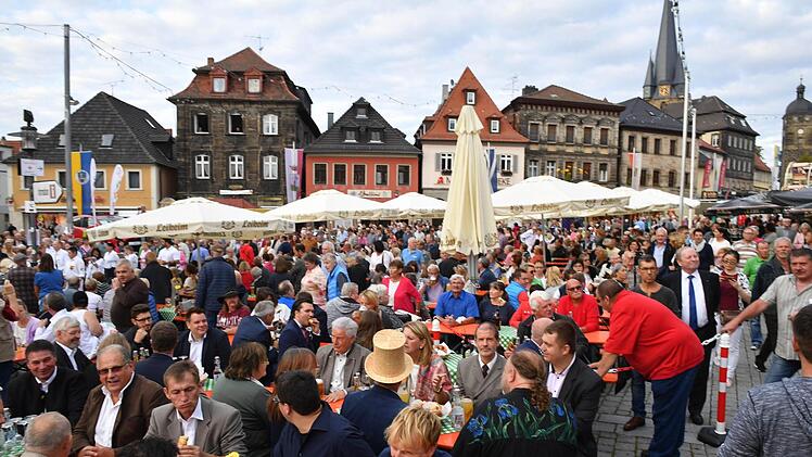 Der Lichtenfelser Marktplatz hatte sich zum Korbmarkt-Auftakt rasch gefüllt.Ronald Rinklef