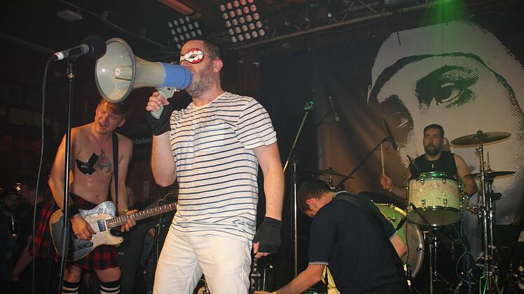 Die "Go Faster  Nuns" sind wieder da. Beim Weihnachtsfestival im "Nepomuk" rockten (von  links) Thomas Guzy, Dieter Müller, Armin Gierth und Matthias Kramer, dass  sich die Balken bogen. Foto: Stephan Stöckel