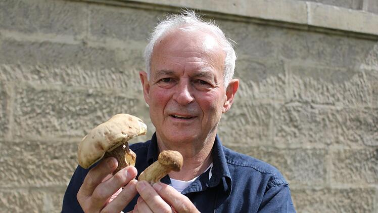 Begeisterter Pilzsammler mit Fachwissen: Heinz Kraus mit den gefundenen Sommersteinpilzen.  Foto: Magdalena KestelBegeisterter Pilzsammler mit Fachwissen: Heinz Kraus mit den gefundenen Sommersteinpilzen.  Foto: Magdalena Kestel