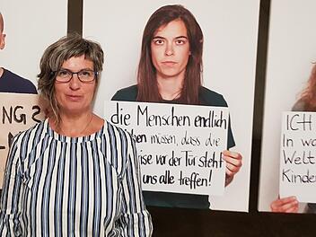 Veranstalterin Katharina Winkler vor den Porträts der Gruppe "Extinction Rebellion". Aktivisten der Gruppe werden bei der Ausstellungseröffnung am Samstag in Weißenohe sein, um den Besuchern das Thema "Gewaltfreier Widerstand" näherzubringen.  Fotos: Ekkehard Roepert