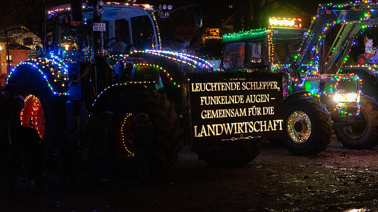 Weihnachtlich geschmückte Traktoren: "Ein Funken Hoffnung für alle" Lichterfahrt