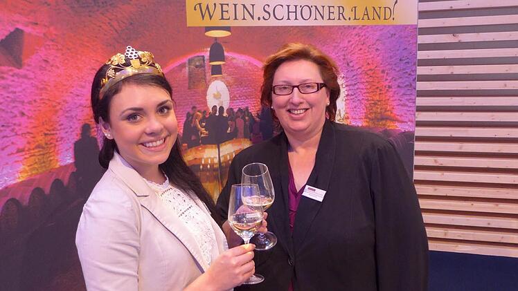 Martha Gering (rechts), Weindozentin aus Volkach, repräsentiert gemeinsam mit Weinprinzessin Elisa Bätz fränkische Weine und lässt die Besucher der ITB Berlin Kostproben nehmen.
