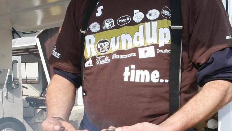 Traditionsreiches Imbissgewerbe beim Food Truck-RoundUp: Norbert Keil grillt seit 25 Jahren Makrelen und Heringe, "freilebende Meeresfische aus der Nordsee", am Straßenrand. Ein Truck eignet sich bei dieser Rauchentwicklung nicht. Foto: Peter Budig