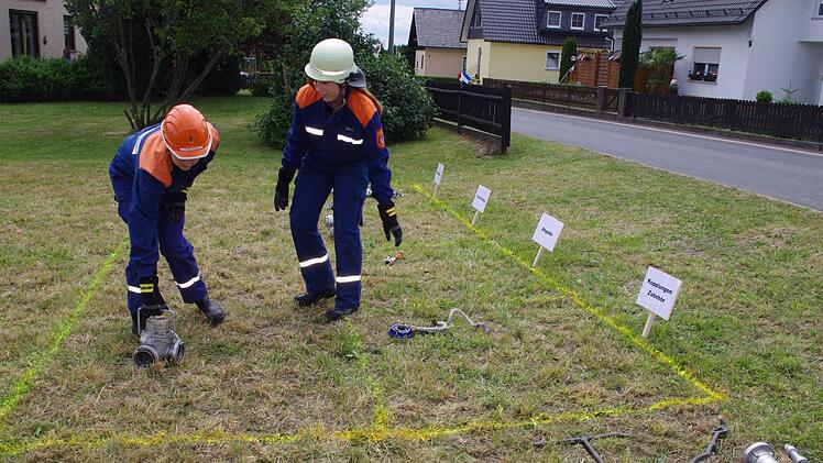 Auch die Jugendfeuerwehr Friesen war dabei. An dieser Station mussten wasserführende Armaturen, Kupplungen sowie Zubehör erkannt und zugeordnet werden. Foto: Heike Schülein