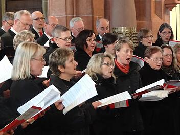 Ein ökumenisches Konstrukt: Der Laurentius Chor und der Chor Cantabile sangen gemeinschaftlich ein Oratorium über die Passion Jesu gesungen. Foto: Johanna Eckert